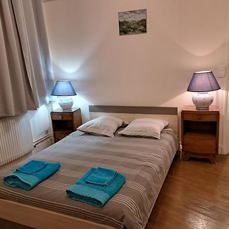 Charmant Appartement Au Pied Du Chateau Gien Esterno foto