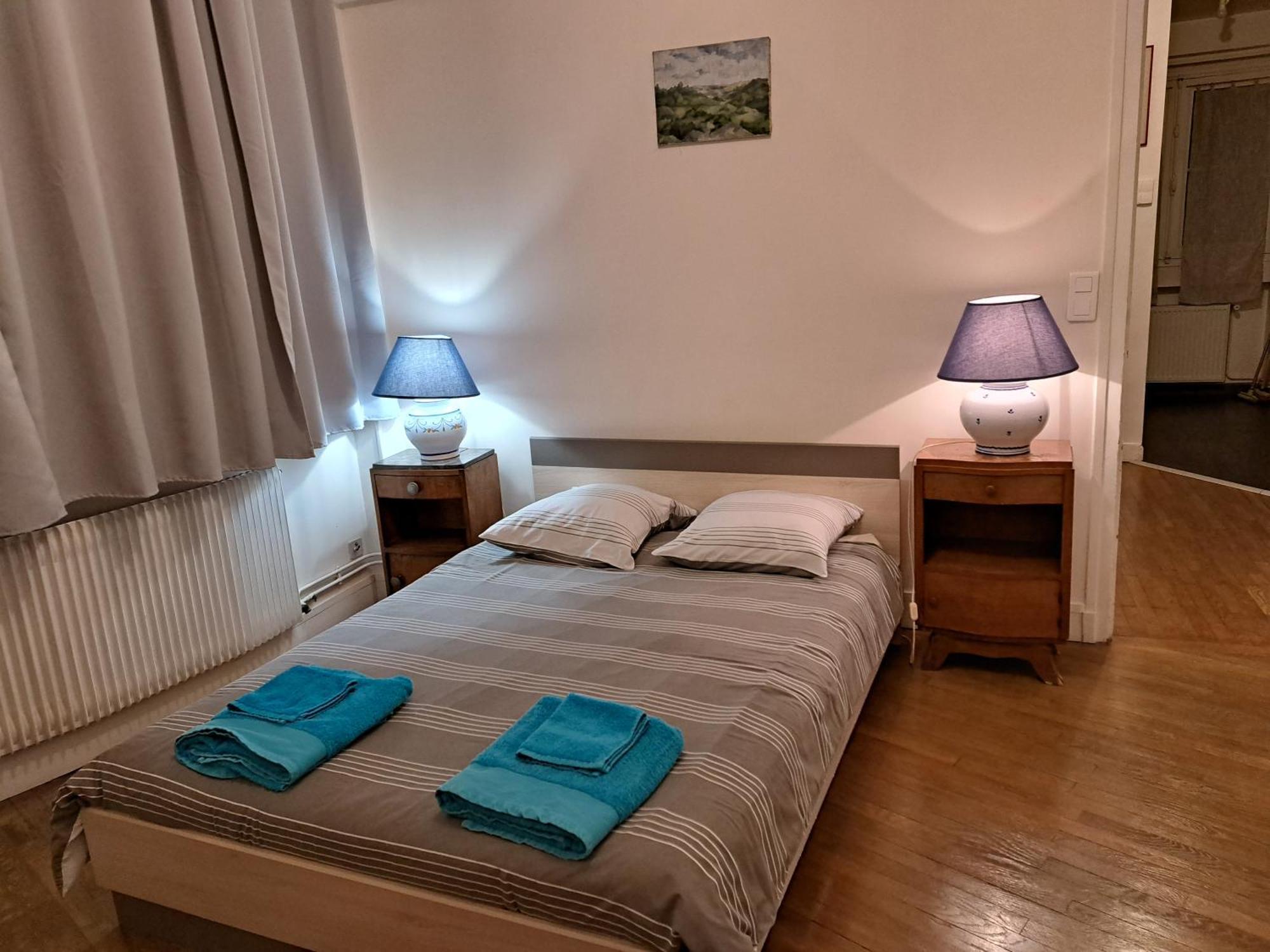 Charmant Appartement Au Pied Du Chateau Gien Esterno foto
